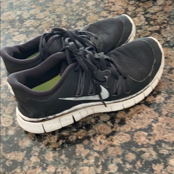 Nike mesh tennis shoes 7.5 - Picture 3 of 5